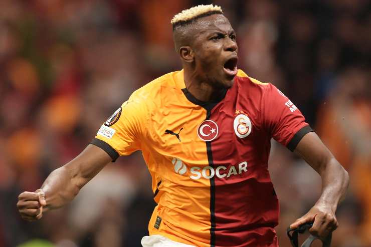 Victor Osimhen esulta dopo un gol