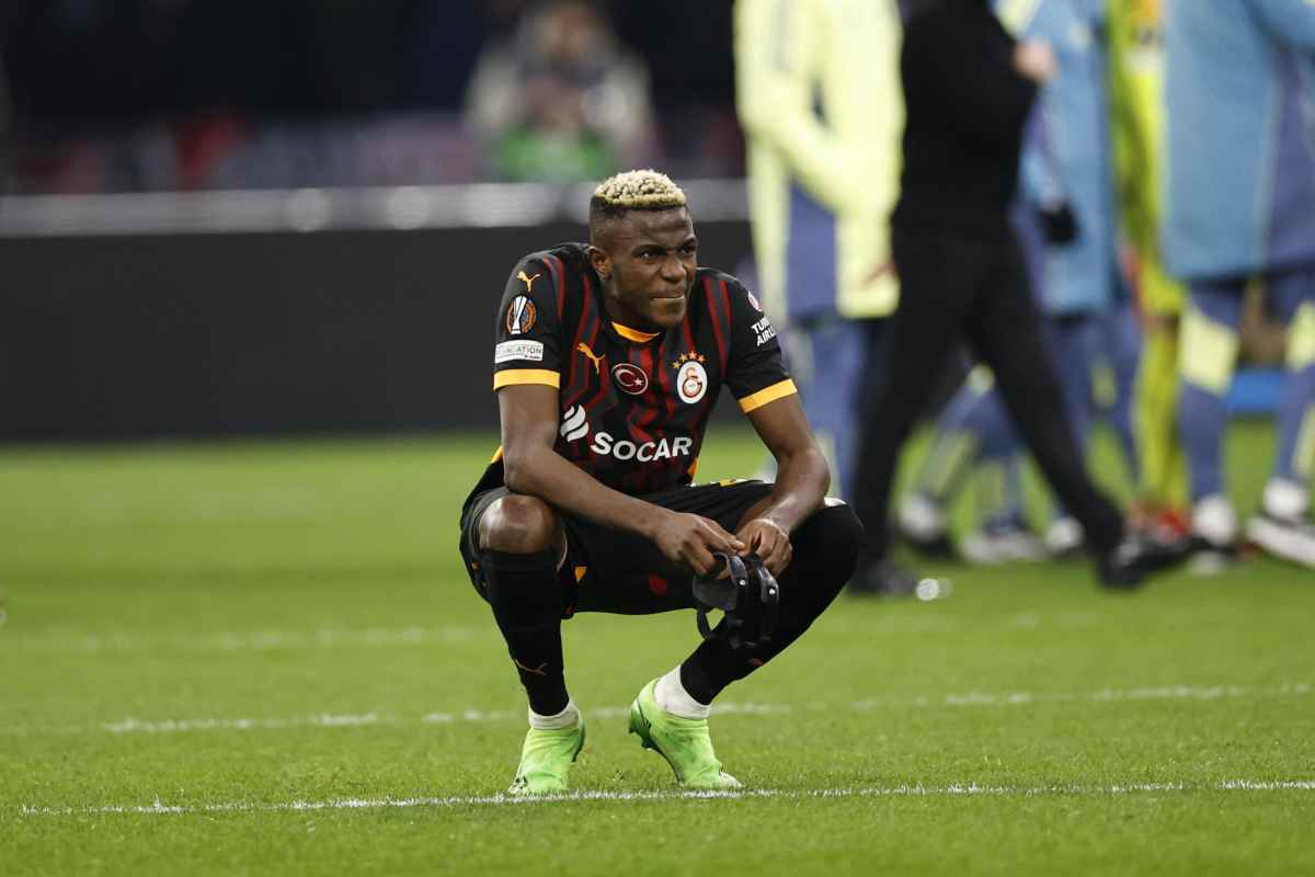 Victor Osimhen accovacciato