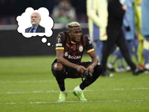Victor Osimhen accovacciato pensa a De Laurentiis