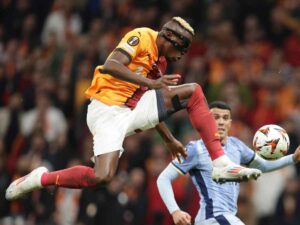 Victor Osimhen mentre salta altissimo con la maglia del Galatasaray