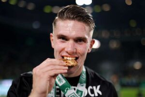 Viktor Gyokeres morde la medaglia d'oro