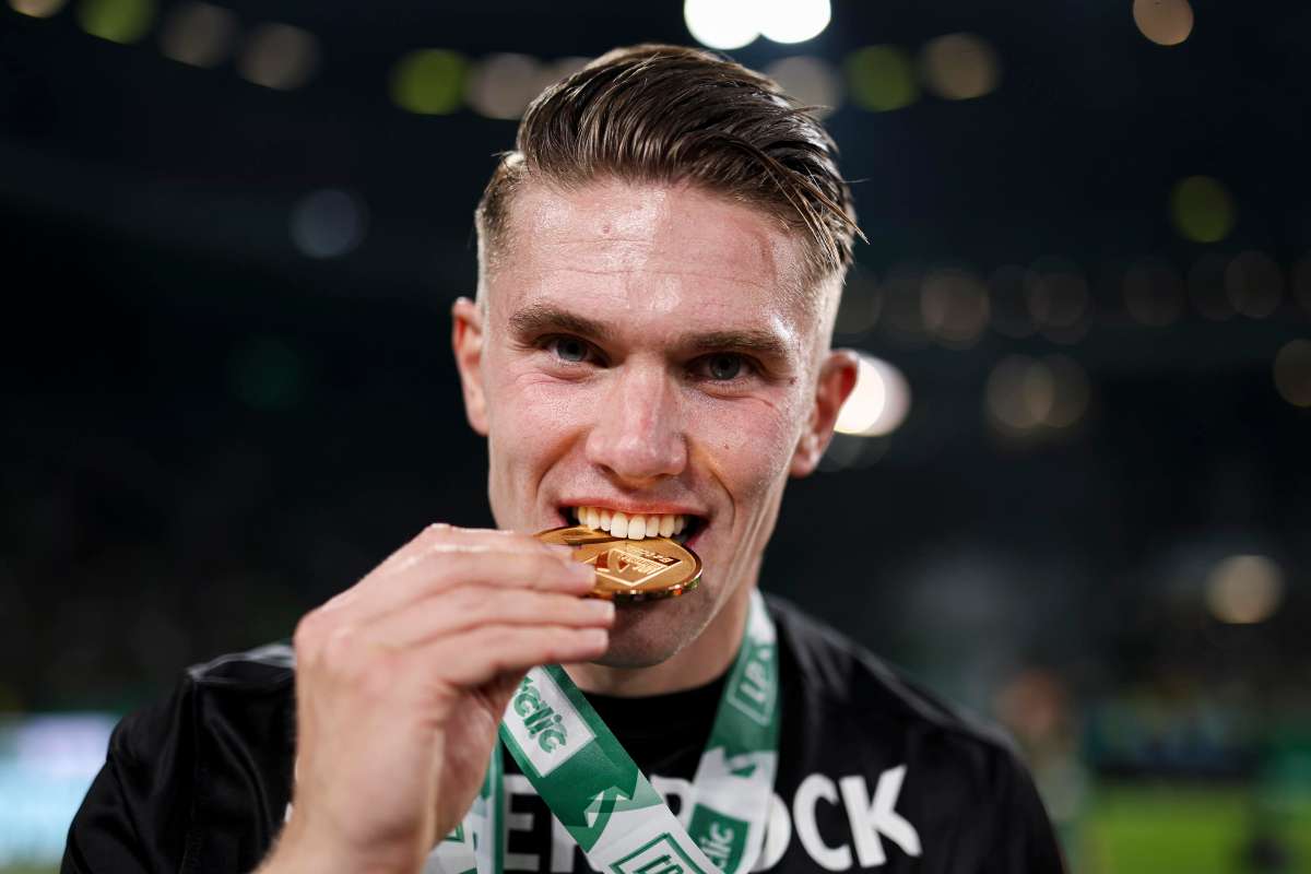 Viktor Gyokeres morde la medaglia d'oro