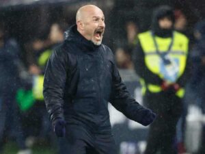 Vincenzo Italiano, allenatore del Bologna, esulta sotto la pioggia