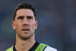 Dusan Vlahovic in campo con la pettorina