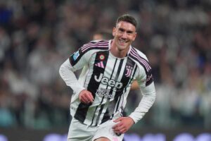 Vlahovic esulta dopo un gol