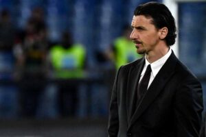 Zlatan Ibrahimovic osserva