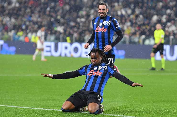 Ademola Lookman esulta dopo un gol