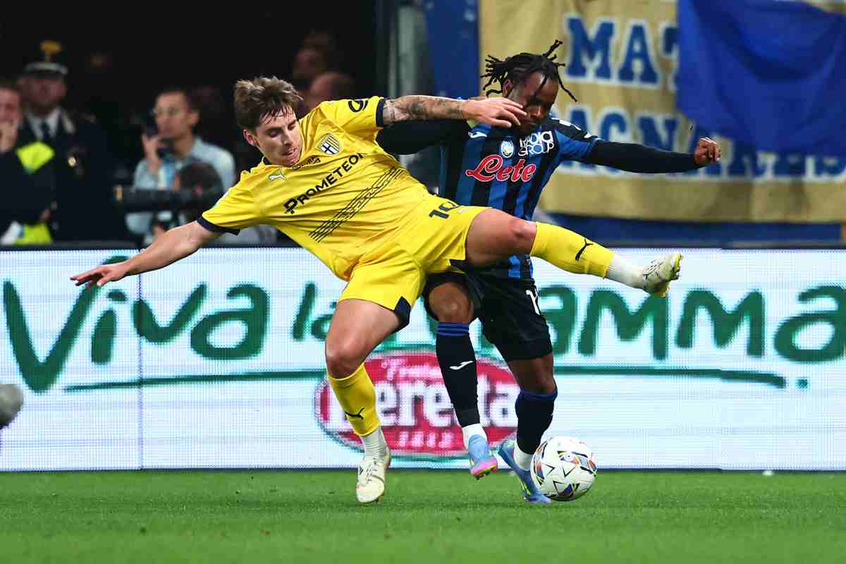 Adrian Bernabe in azione contro l'Atalanta