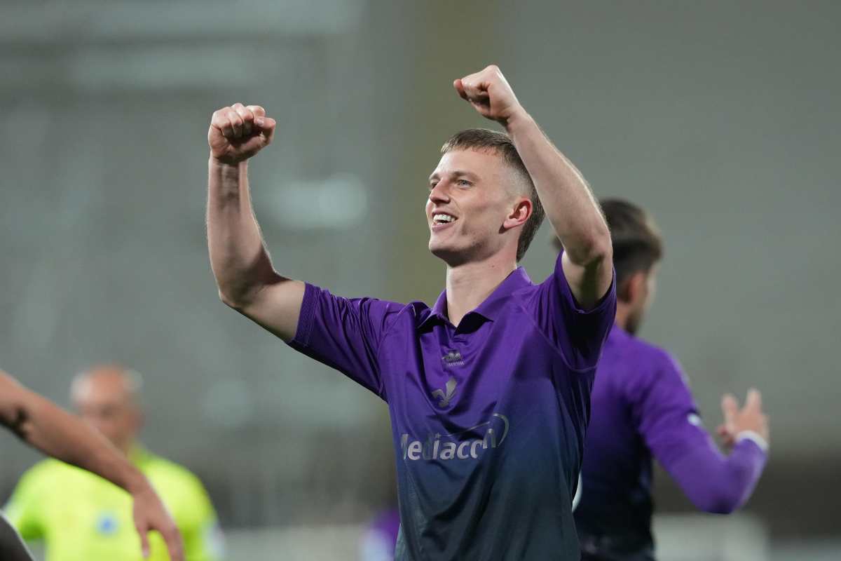 Albert Gudmundsson esulta con i tifosi della Fiorentina