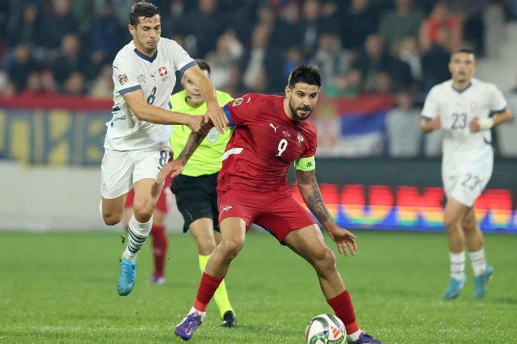 Aleksandar Mitrovic in azione con la maglia della Serbia