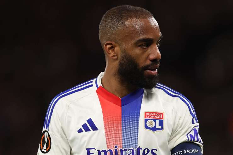 Alexandre Lacazette in primo piano con la maglia del Lione