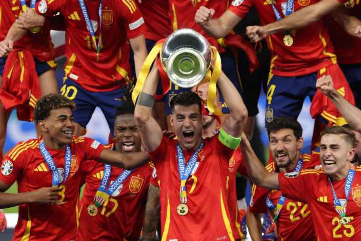 Alvaro Morata alza al cielo la coppa dell'Europeo vinto con la Spagna