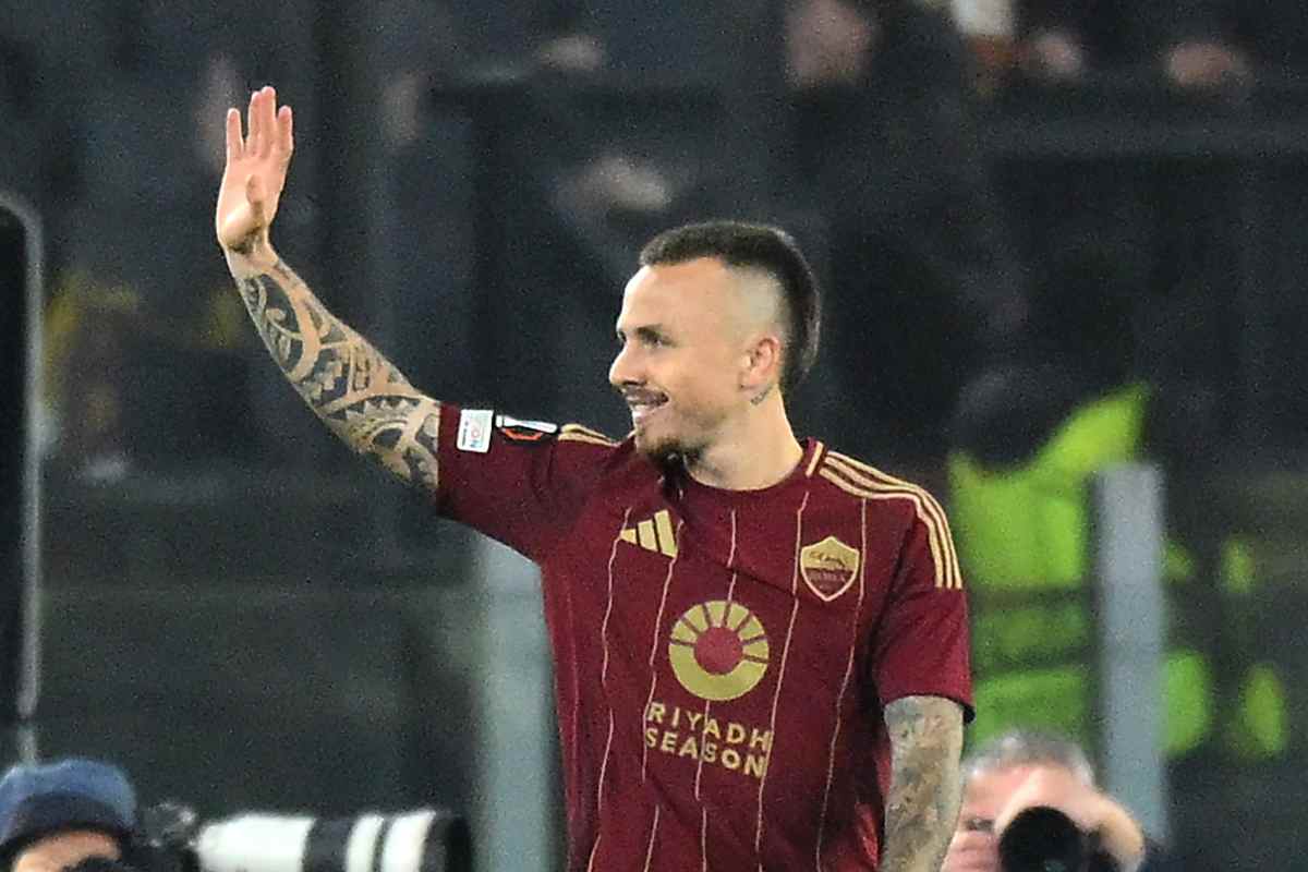 Angelino della Roma saluta i tifosi
