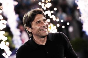 Antonio Conte sorridente