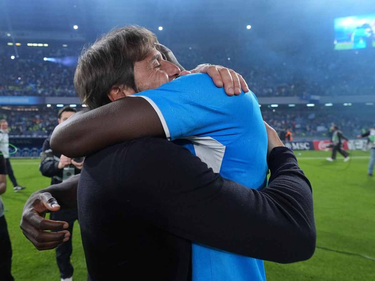 Antonio Conte abbraccia Romelu Lukaku