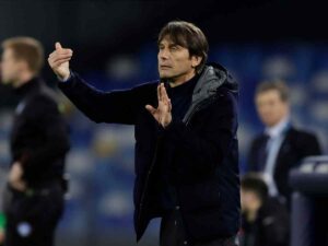 Antonio Conte dà indicazioni tattiche alla squadra