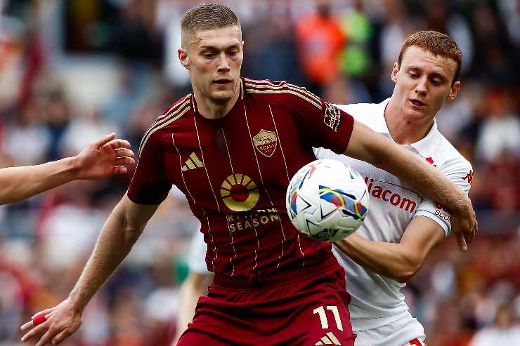 Artem Dovbyk in azione con la maglia della Roma