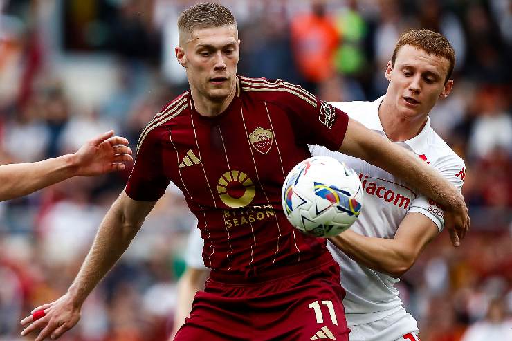 Artem Dovbyk in azione con la Roma