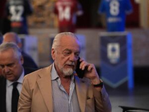 Aurelio De Laurentiis al telefono