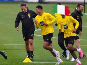 Jobe Bellingham del Borussia Dortmund in allenamento