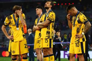 Calciatori Inter delusi dopo la finale di Champions