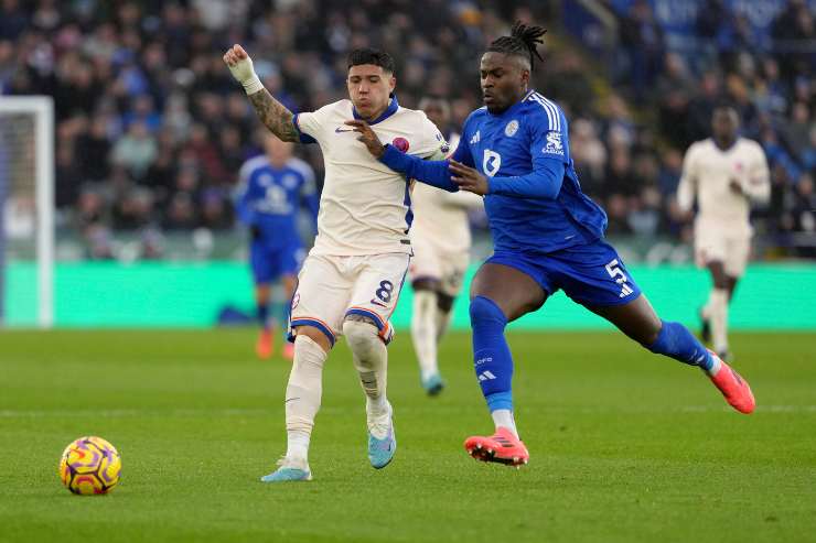 Caleb Okoli in azione contro il Chelsea