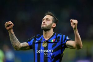 Calhanoglu esulta con l'Inter