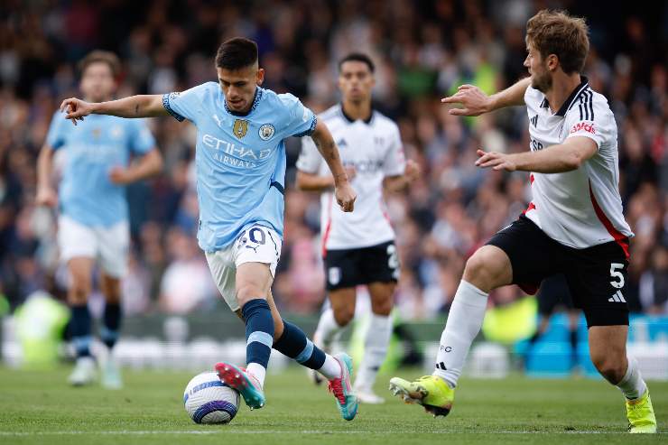 Claudio Echeverri in azione con il Manchester City