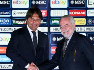 Antonio Conte e Aurelio De Laurentiis si stringono la mano