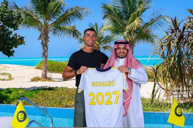 Cristiano Ronaldo posa con il presidente dell'Al Nassr con la maglia del suo rinnovo di contratto