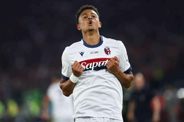 Dan Ndoye con la maglia del Bologna