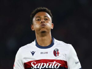 Dan Ndoye sbuffa con la maglia del Bologna