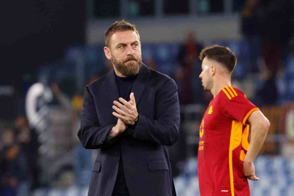 Daniele De Rossi applaude i tifosi della Roma
