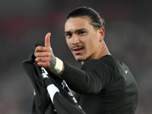 Darwin Nunez del Liverpool saluta i tifosi con il pollice alto