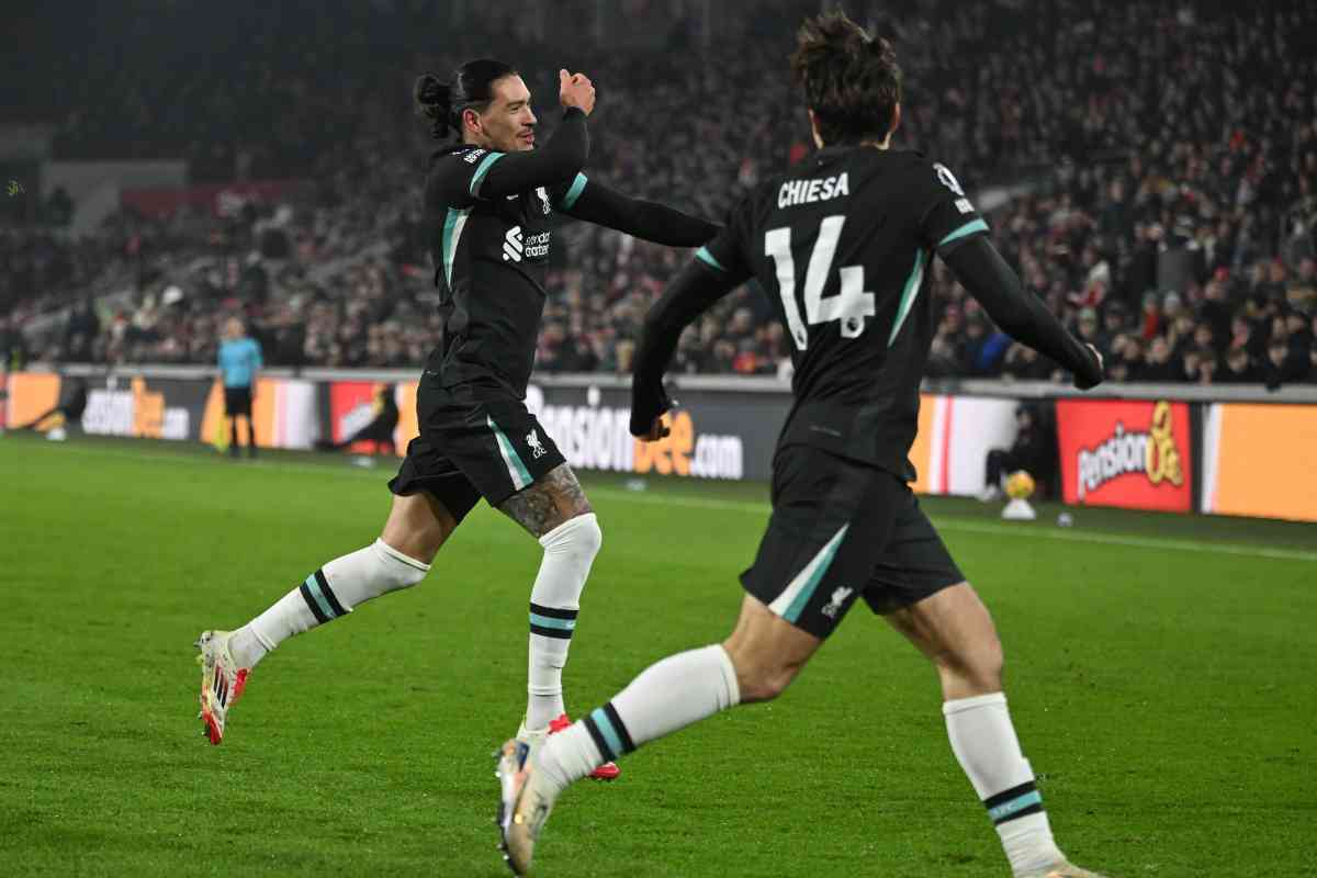 Darwin Nunez e Federico Chiesa esultano con la maglia del Liverpool