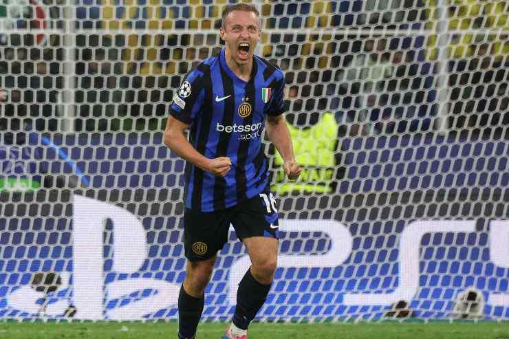 Davide Frattesi esulta dopo un gol