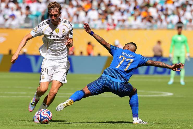Dean Huijsen con la maglia del Real Madrid
