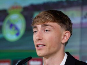 Dean Huijsen si presenta al Real Madrid