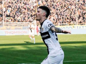 Dennis Man esulta con la maglia del Parma
