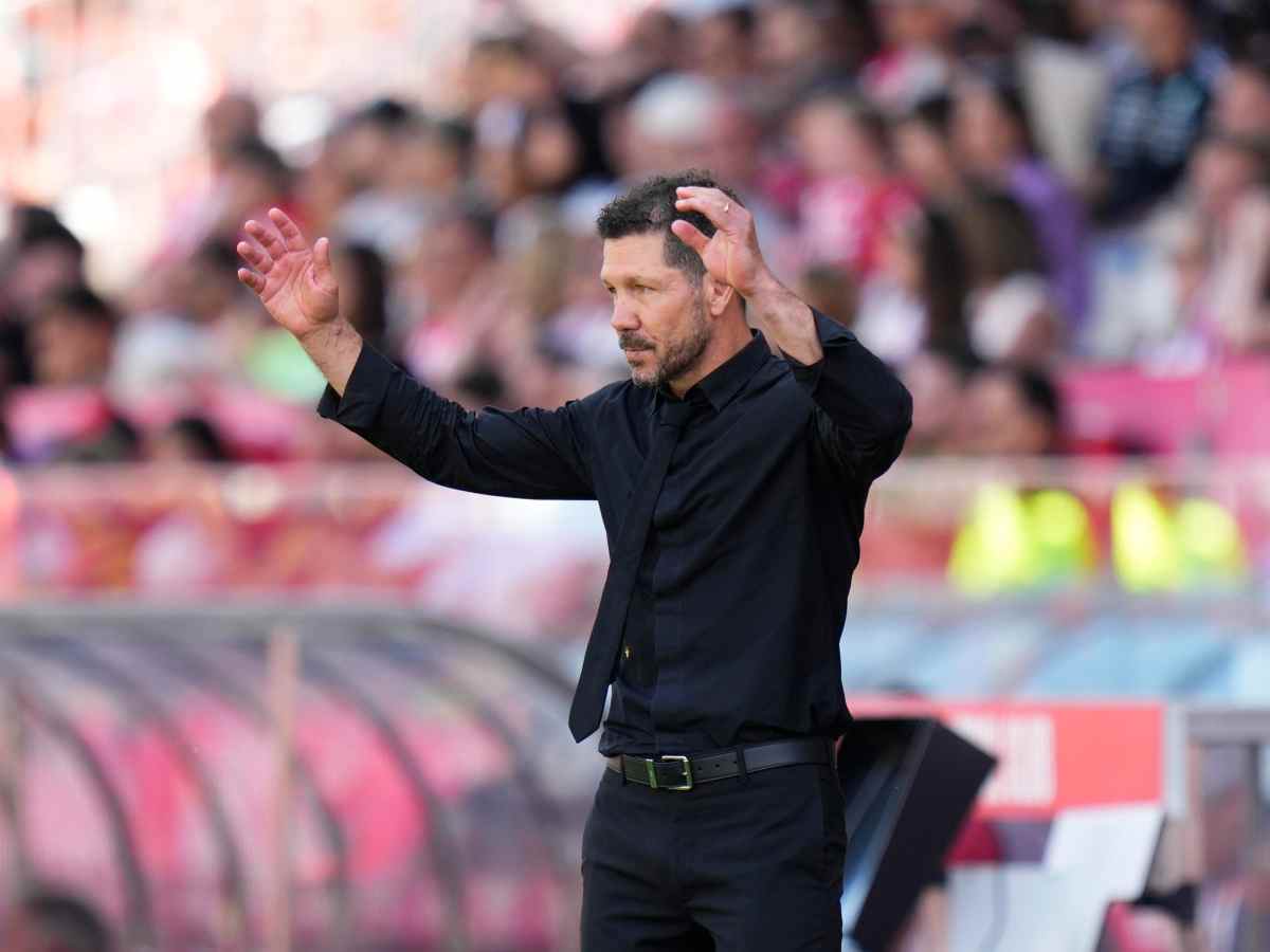 Diego Simeone con le braccia alzate