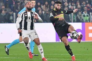 Douglas Luiz in azione con la Juve