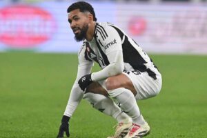 Douglas Luiz in ginocchio