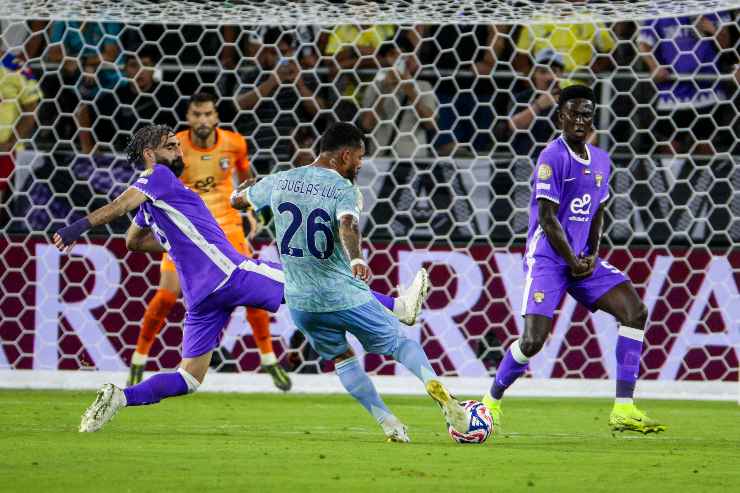 Douglas Luiz in azione al Mondiale