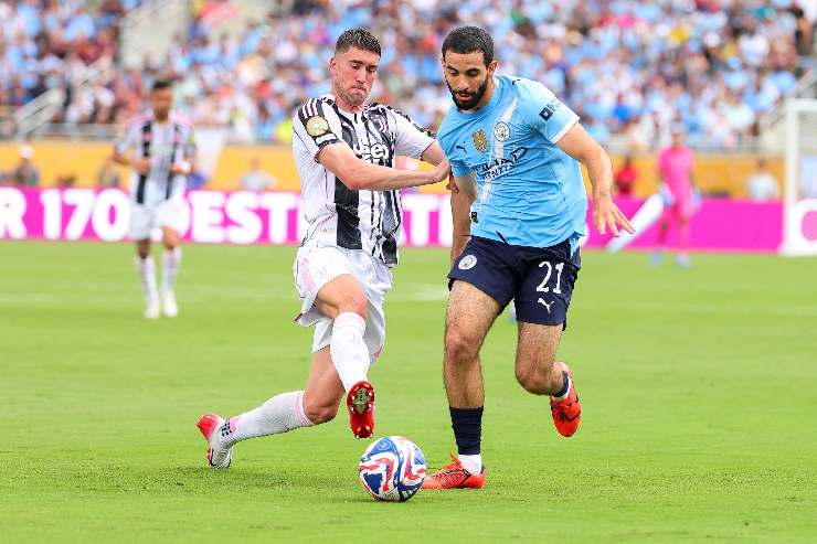 Dusan Vlahovic in azione contro il City