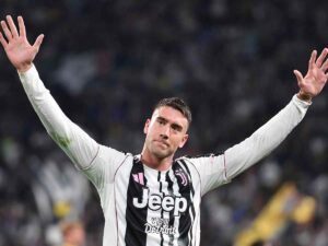 Dusan Vlahovic alza le braccia e saluta i tifosi