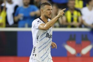 Dzeko in campo esulta