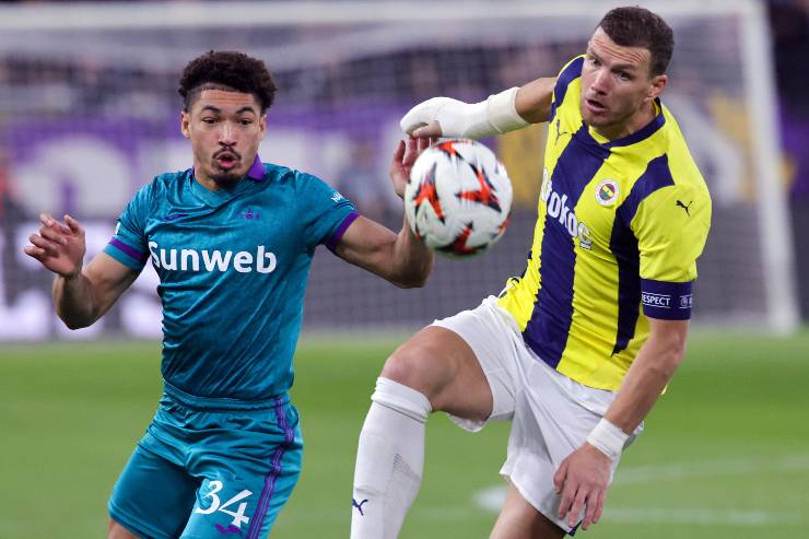Edin Dzeko in azione con la maglia del Fenerbahce