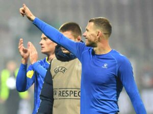 Edin Dzeko saluta i tifosi della Bosnia Erzegovina