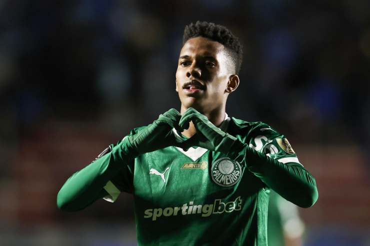 Estevao Willian esulta dopo un gol