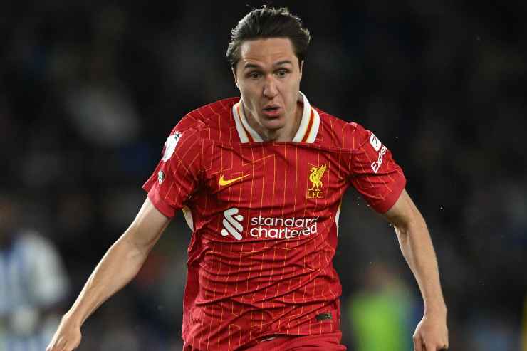 Federico Chiesa in azione con il Liverpool